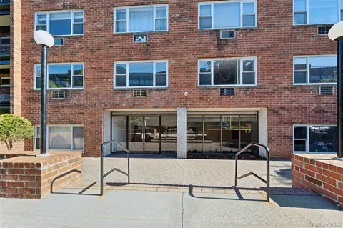 101 Lincoln Ave #4H, North Hempstead, NY 11501