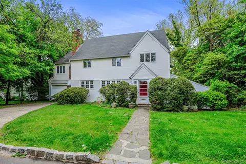 27 Ridge Dr E, North Hempstead, NY 11021