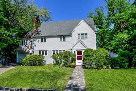 27 Ridge Dr E, North Hempstead, NY 11021