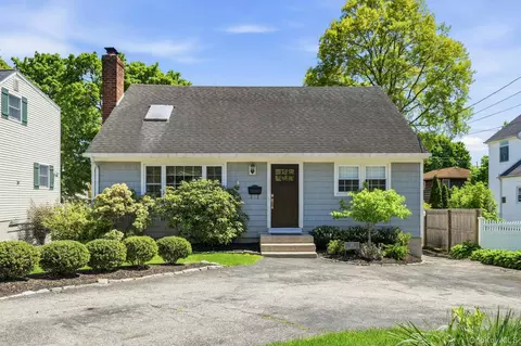 62 Smith St, Greenlawn, NY 11740
