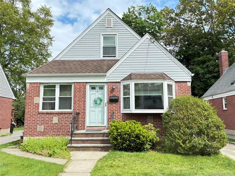171 Locust St, Floral Park, NY 11001