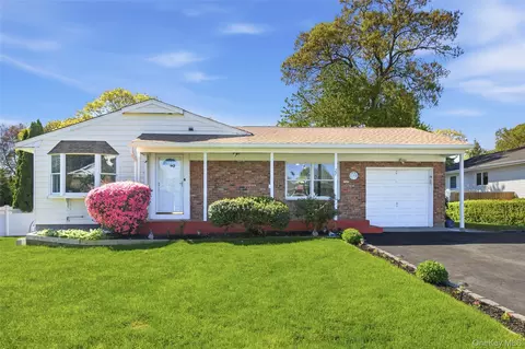27 Calico Tree Rd, Hauppauge, NY 11788