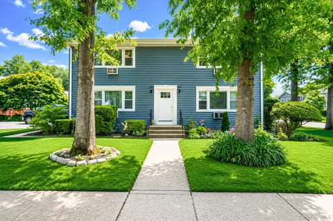 11 Toehee Pl #2B, Islip, NY 11751