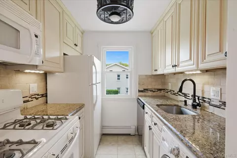 Kitchen - 11 Toehee Pl #2B, Islip, NY 11751 photo 1 of 1