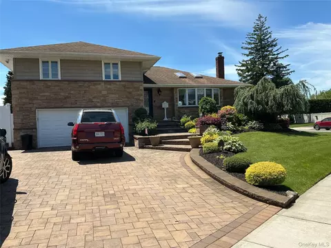 909 Berkshire Dr, Westbury, NY 11590