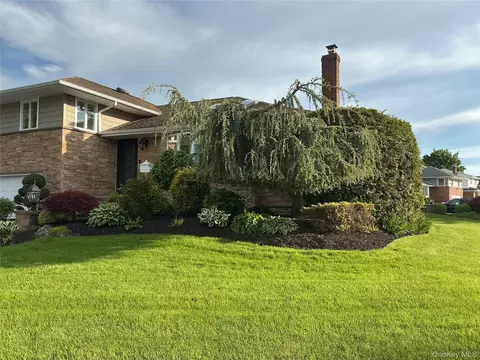 909 Berkshire Dr, Westbury, NY 11590