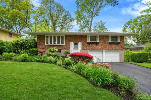 44 Mackay Dr, Hauppauge, NY 11788