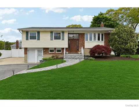 4 Concord Ln, Smithtown, NY 11787