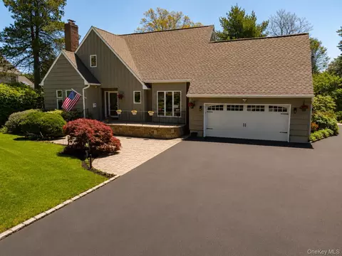 38 Shinnecock Ln, East Islip, NY 11730