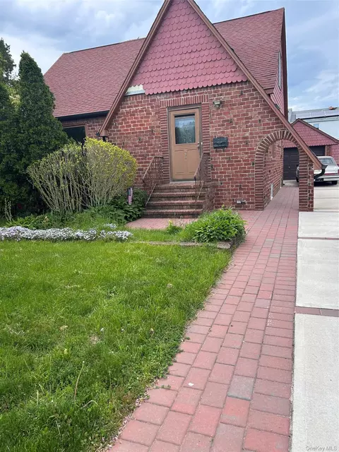 25 Kensington Ct, Copiague, NY 11726