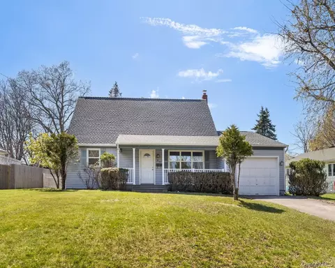 27 Madison St, Greenport, NY 11944