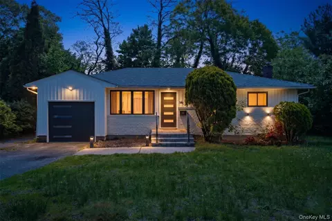 14 Ellen Pl, Kings Park, NY 11754