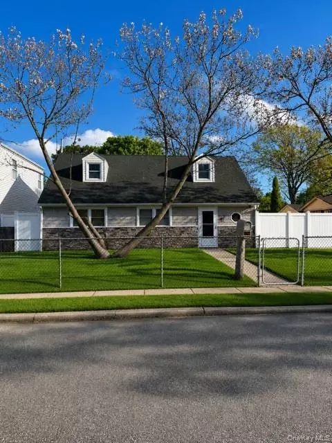 700 Sharon Rd, Copiague, NY 11726