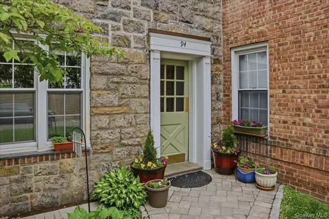 94 Pinewood Rd #3D, Greenburgh, NY 10503