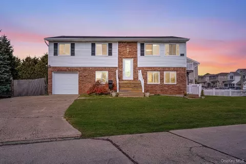 4 Bay Pl, Lindenhurst, NY 11757