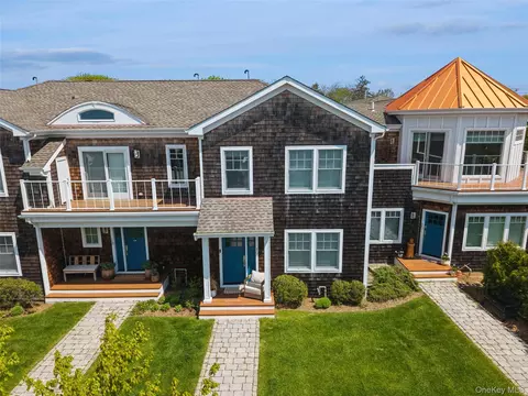 68 Foster Ave #19, Hampton Bays, NY 11946