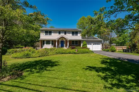 220 Windsor Ave, Brightwaters, NY 11718