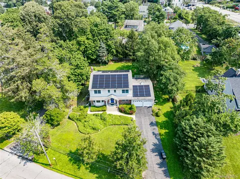 220 Windsor Ave, Brightwaters, NY 11718