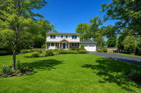 220 Windsor Ave, Brightwaters, NY 11718