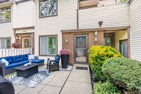 346 Clubhouse Ct, Coram, NY 11727