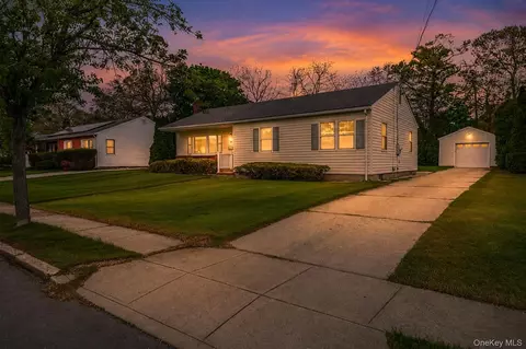 14 George Ct, Bellport, NY 11713