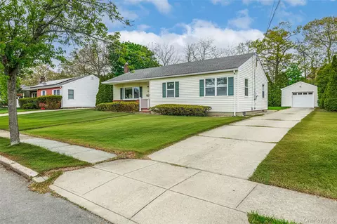 14 George Ct, Bellport, NY 11713