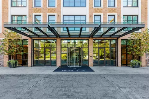 100 Garvies Point Rd #1009, Glen Cove, NY 11542