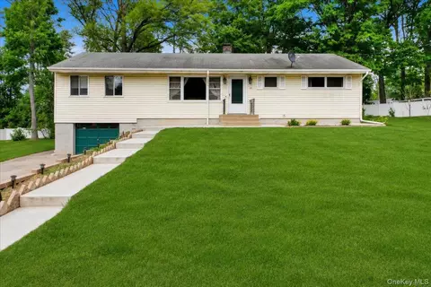 12 Elizabeth Ln, New Windsor, NY 12553