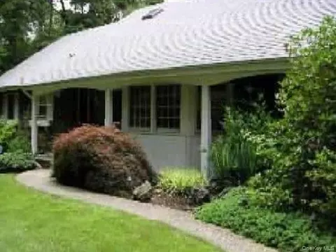 27 Spinning Wheel Ln, Dix Hills, NY 11746