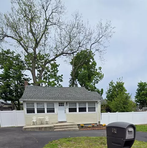 101 Wyona Ave, Selden, NY 11784