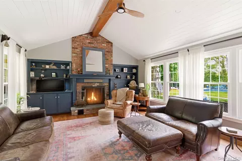 32 Timberline Dr, Huntington, NY 11743