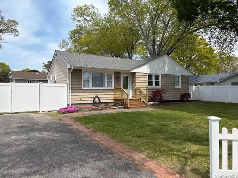 59 Applegate Dr, Mastic, NY 11950