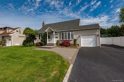 255 N Albany Ave, Massapequa, NY 11758