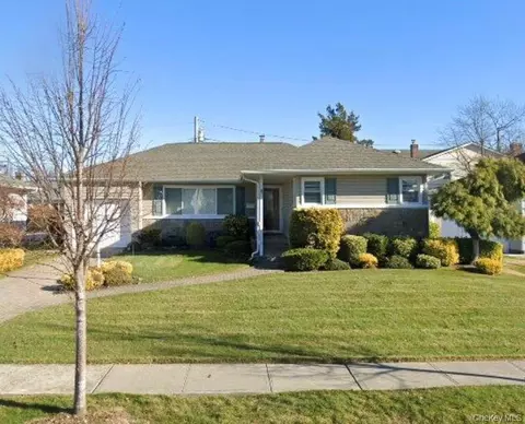 895 Iris Dr, North Bellmore, NY 11710