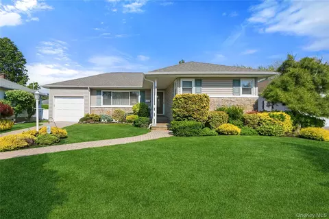 895 Iris Dr, North Bellmore, NY 11710