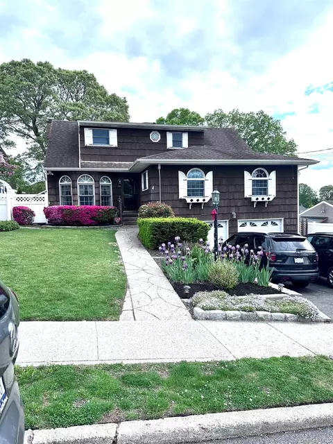 16 Carston St, Selden, NY 11784