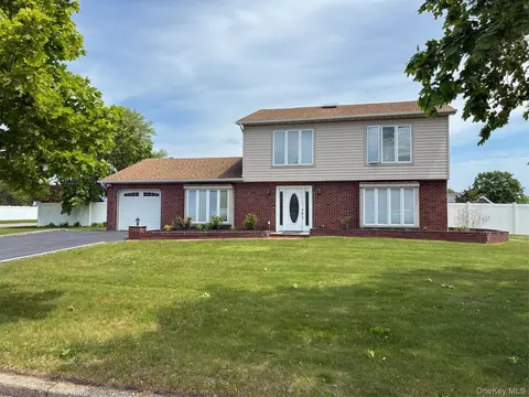 51 Oleeta Rd, Mount Sinai, NY 11766