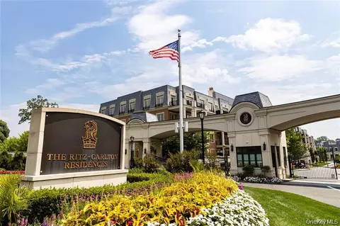 6000 Royal Ct #6202, North Hempstead, NY 11040