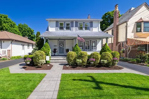 43 Nassau Blvd, Malverne, NY 11565