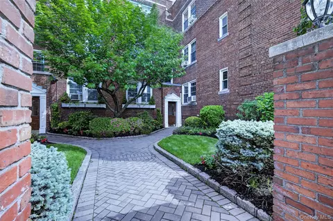 17 Gaynor Ave #1D, North Hempstead, NY 11030