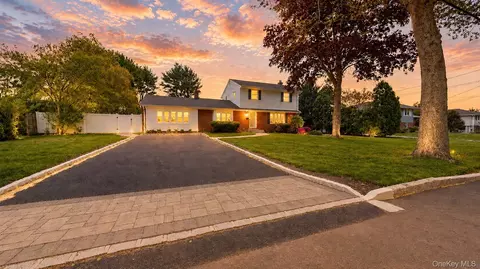 30 Sarina Dr, Commack, NY 11725