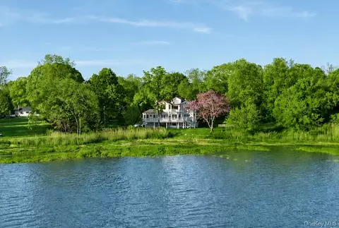 17 Youngs Ln, Setauket, NY 11733