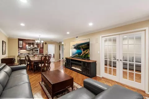 109 Foxwood Dr, Jericho, NY 11753