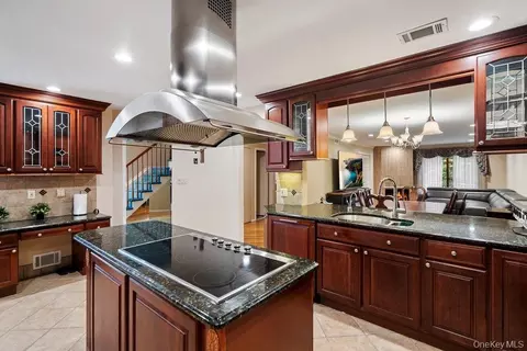 109 Foxwood Dr, Jericho, NY 11753