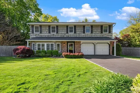 19 Fox Ln, Dix Hills, NY 11746