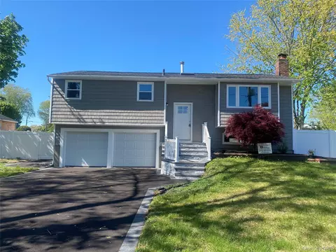 17 Berkeley Ave, Selden, NY 11784