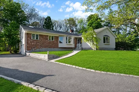 151 Seaman Neck Rd, Dix Hills, NY 11746