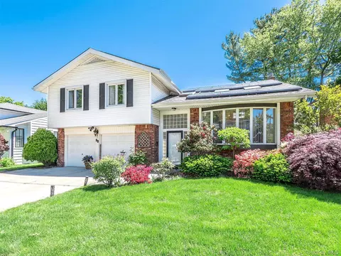 56 Soundview Dr, North Hempstead, NY 11050