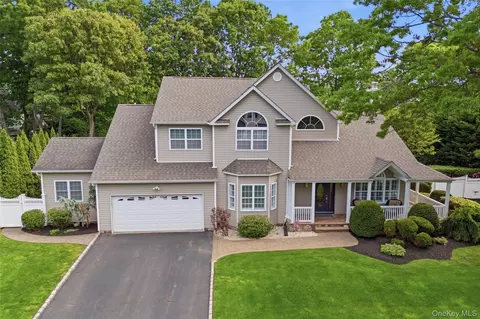 10 Cayla Ln, Port Jefferson Station, NY 11776