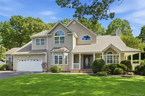 10 Cayla Ln, Port Jefferson Station, NY 11776